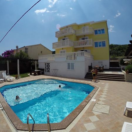 Apartments Romana Слатине Екстер'єр фото