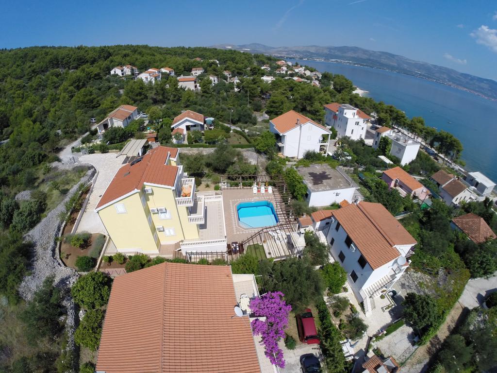 Apartments Romana Слатине Екстер'єр фото