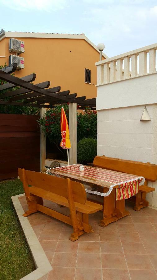 Apartments Romana Слатине Екстер'єр фото